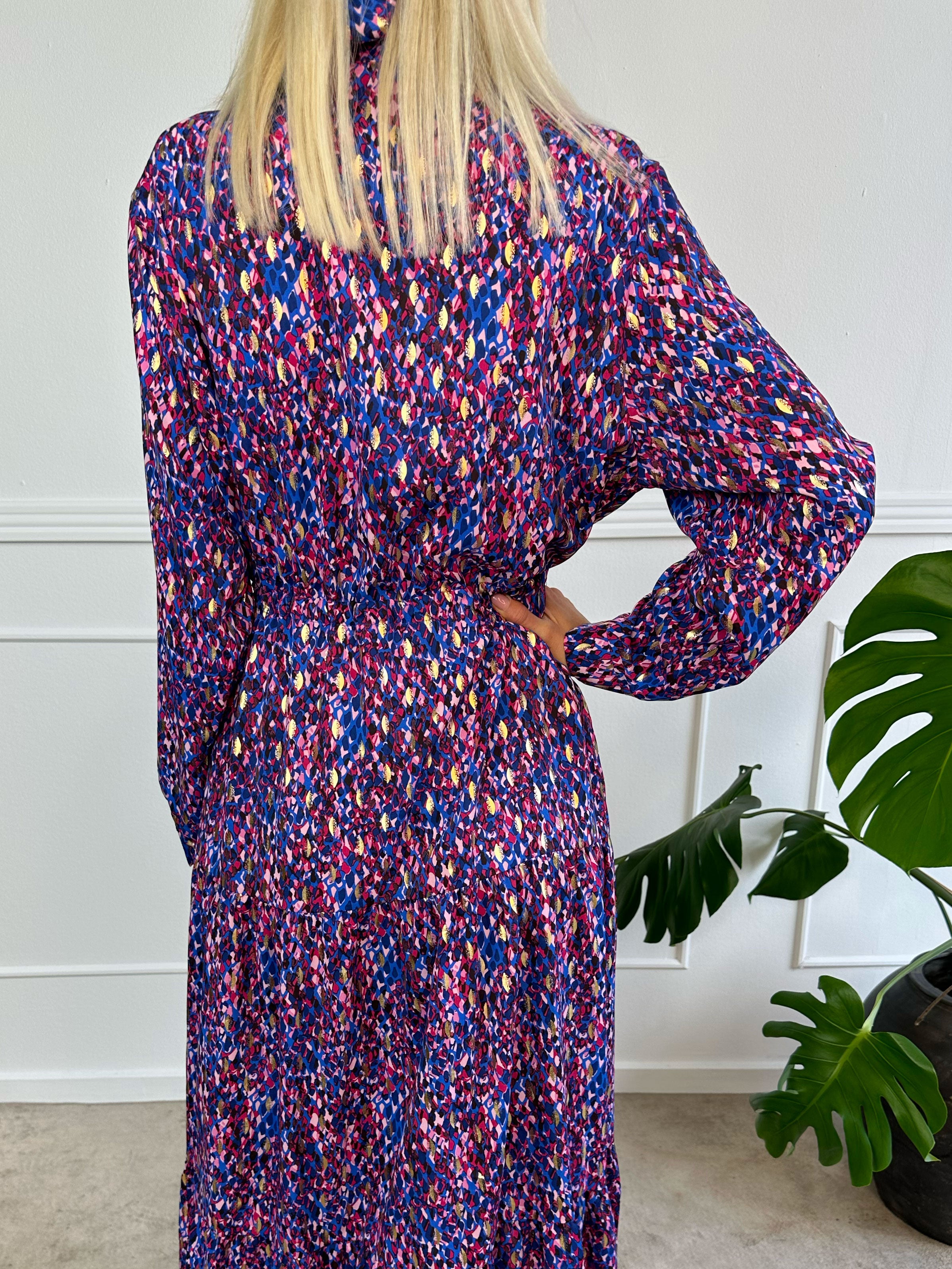 Jamilah - Lang kjole i lag på lag look med gulddetaljer